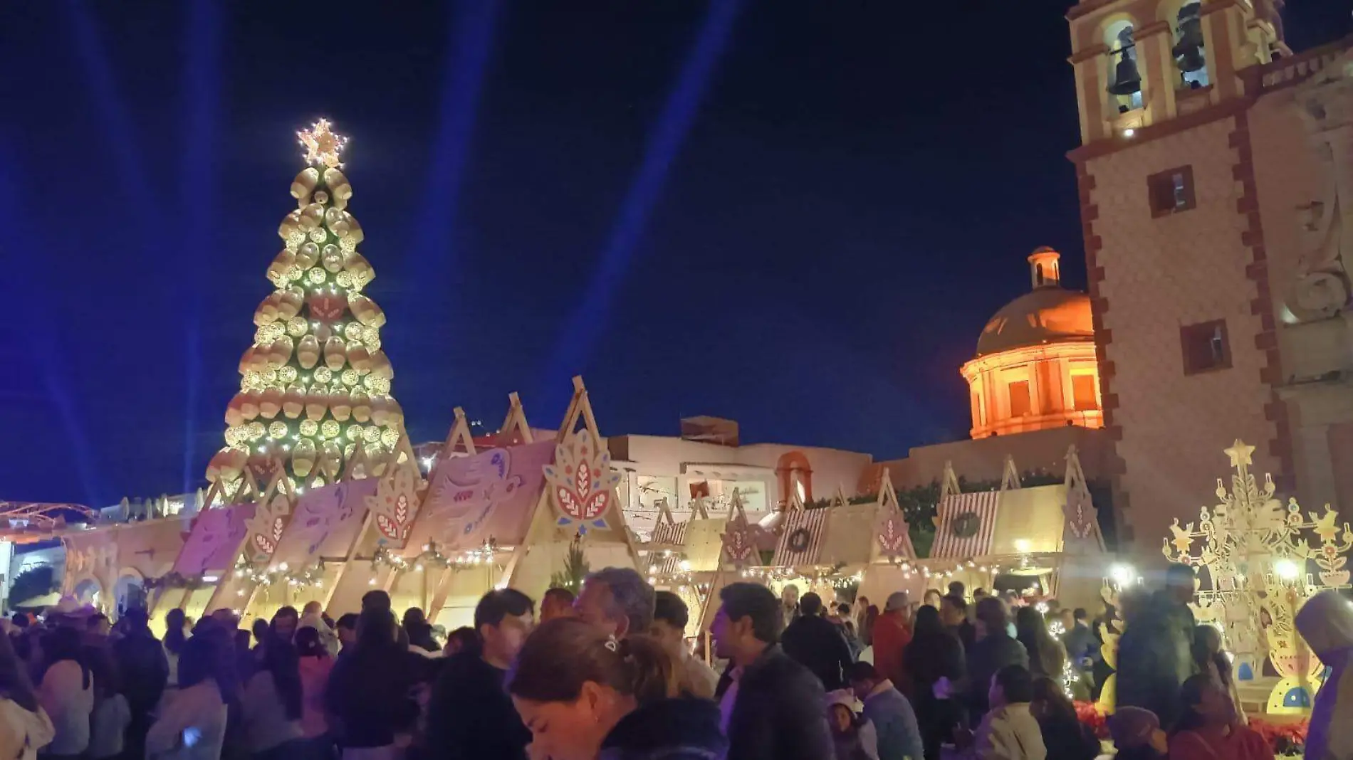 FOTO PRINCIPAL SJR El árbol de Navidad brilló en todo lo alto